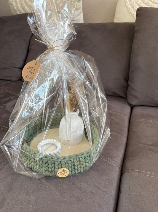 Selbstgehäkeltes Körbchen mit Deko( kann abweichen)