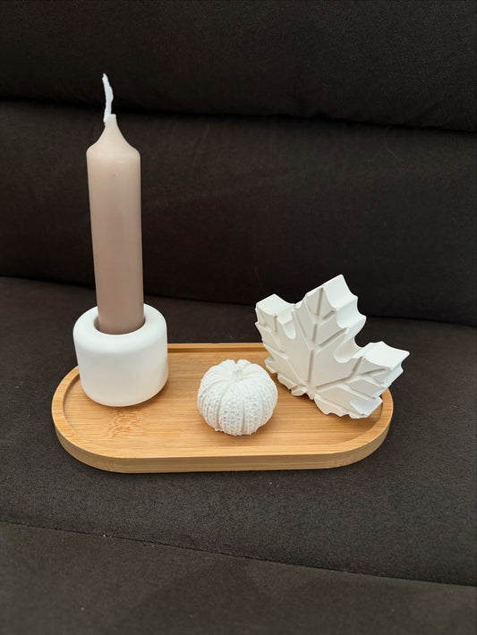 Kerze,Kürbis,Ahorn auf Holztablett