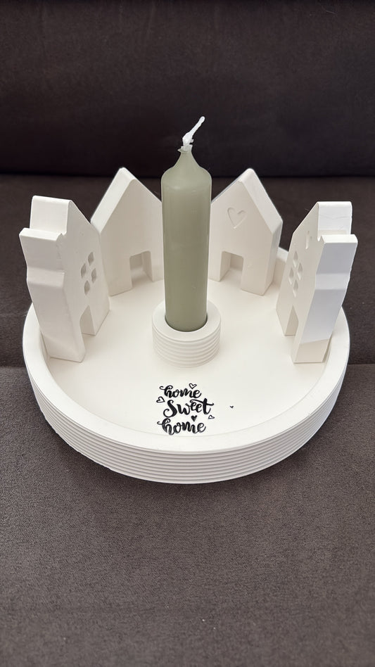 Dekoteller mit Häusern und Kerze