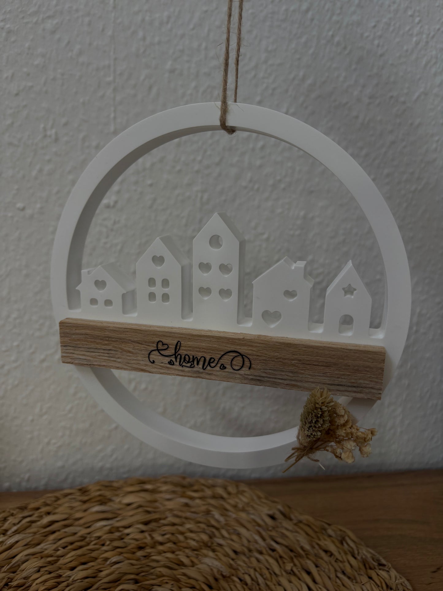 Dekorativer Holzkranz “Home” im modernen Landhausstil.