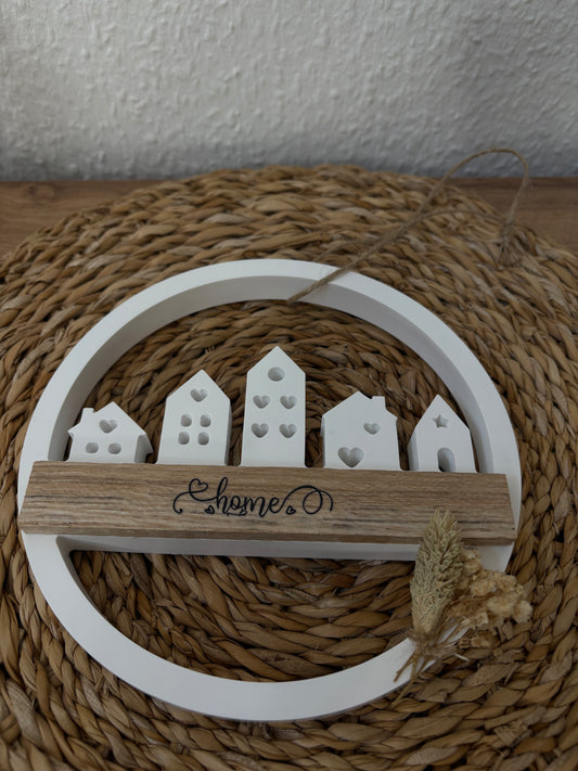 Dekorativer Holzkranz “Home” im modernen Landhausstil.