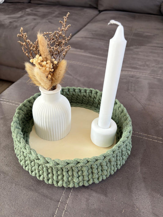 Selbstgehäkeltes Körbchen mit Deko