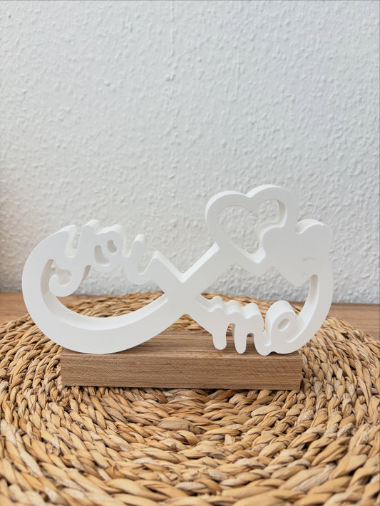 Symbol der Unendlichkeit mit den Worten „you & me“ und einem Herz