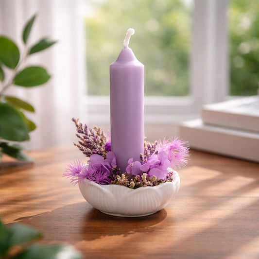 Lavendeltraum im Kerzenschein – Zarte Blütenkomposition für stilvolle Momente