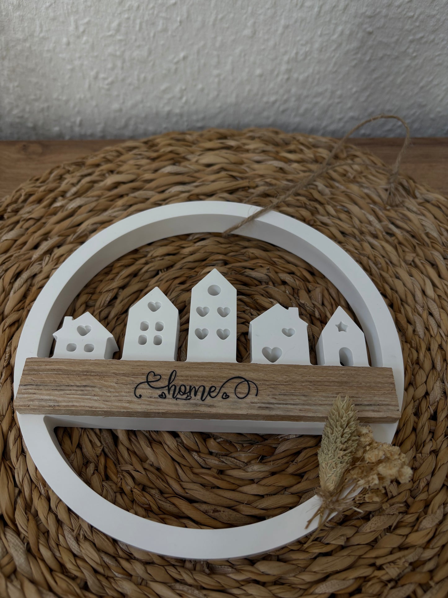 Dekorativer Holzkranz “Home” im modernen Landhausstil.